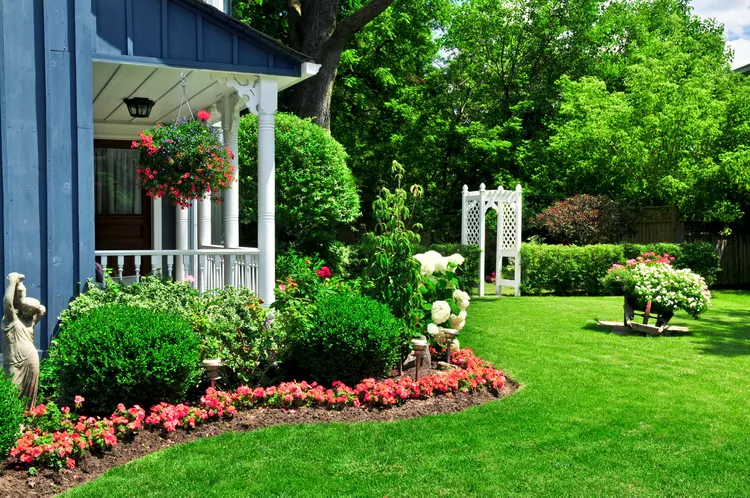 13 Front Yard Flower Beds Against the House