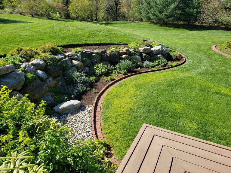 10 Lawn Edging Ideas That Actually Work on a Slope