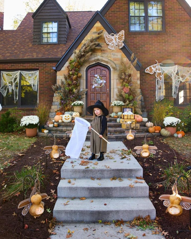 15 Halloween Front Yard Ideas That’ll Have the Whole Street Talking