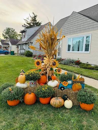 15 Stunning Outdoor Fall Decorations With Hay Bales