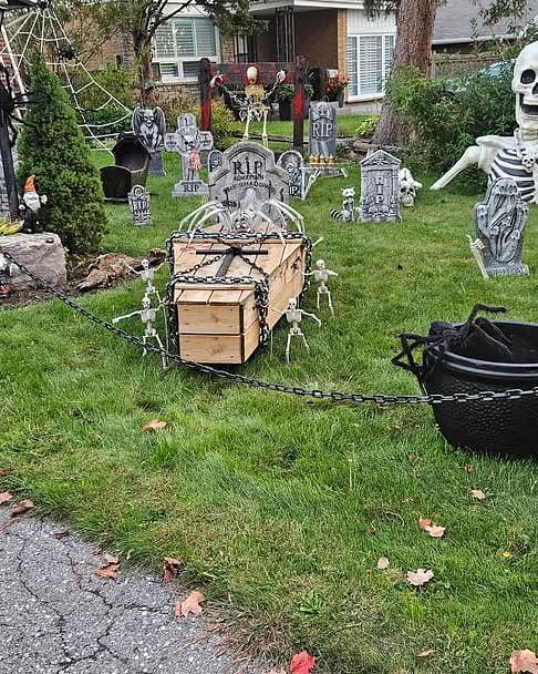 16 Front Yard Skeleton Ideas That’ll Make Your House the Neighborhood Showstopper